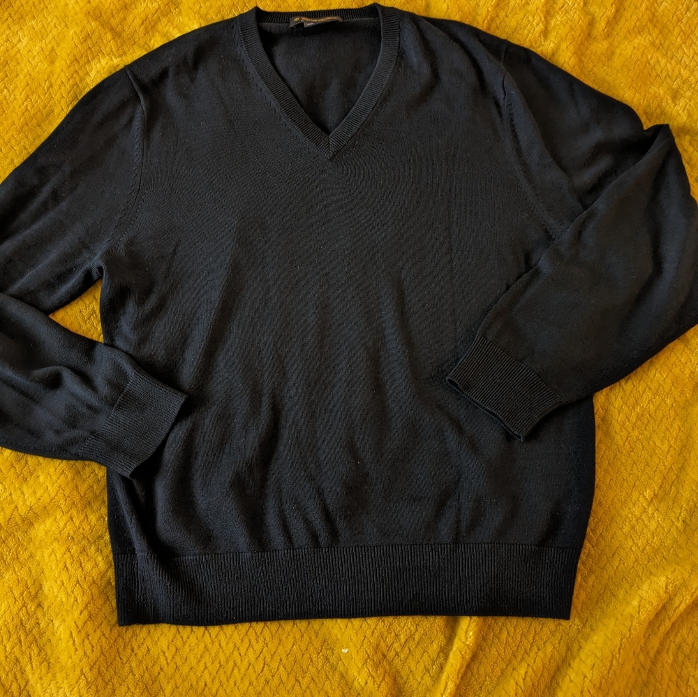 Absolutely stunning brooks brothers dark blue v neck sweater men's size M